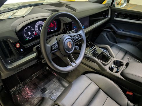 Certified 2025 Porsche Cayenne AWD/4WD image 4