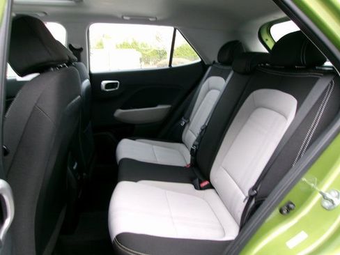 Used 2024 Hyundai Venue SEL image 18