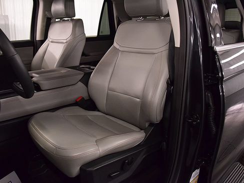 Used 2025 Ford Expedition Active AWD/4WD image 30