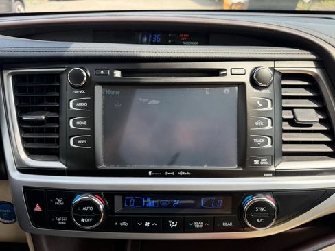 Used 2019 Toyota Highlander XLE AWD/4WD image 18