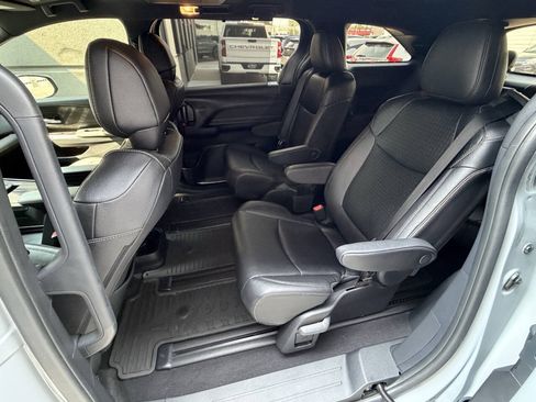 Used 2025 Toyota Sienna XLE Woodland Edition AWD/4WD image 20
