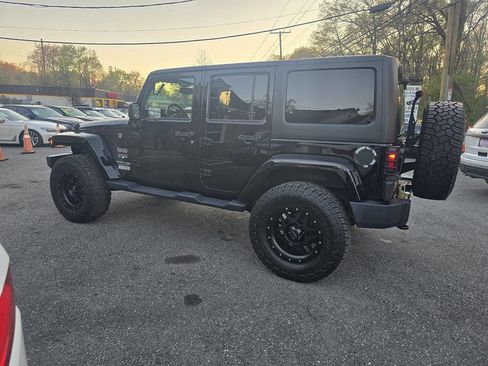 Used 2018 Jeep Wrangler Unlimited Sahara image 5