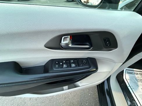 Used 2021 Chrysler Pacifica Touring-L image 39