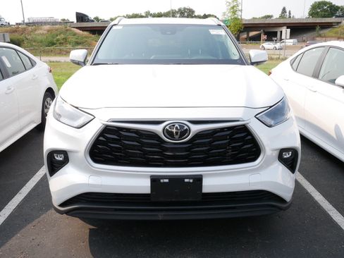 Used 2026 Toyota Highlander XLE AWD/4WD image 2