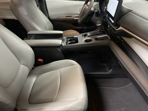 Used 2025 Toyota Sienna XLE image 35