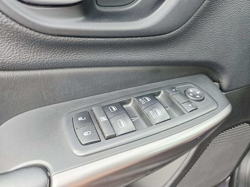 Used 2019 Jeep Cherokee Latitude Plus w/ Comfort/Convenience Group AWD/4WD image 35