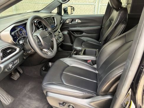 Used 2025 Chrysler Pacifica Select FWD image 24