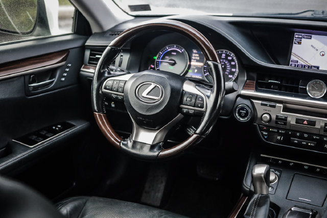 Used 2016 Lexus ES 300h w/ Luxury Package w/Wood Trim FWD image 24