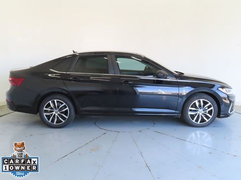 Used 2025 Volkswagen Jetta SE image 2