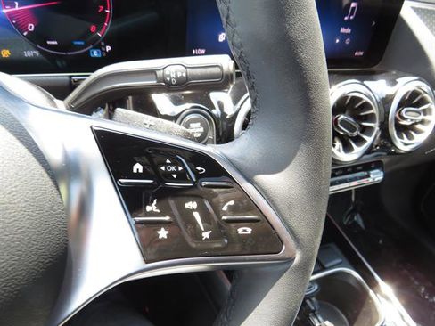 Used 2025 Mercedes-Benz GLA 250 4MATIC image 12