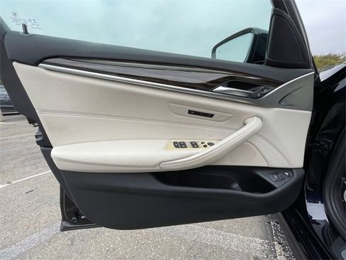 Used 2022 BMW 530e w/ M Sport Package image 8