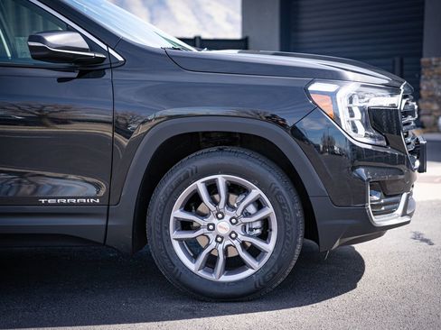 Used 2024 GMC Terrain SLT image 4