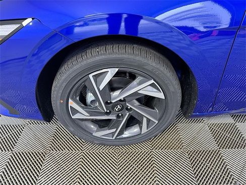 New 2025 Hyundai Elantra SEL image 3