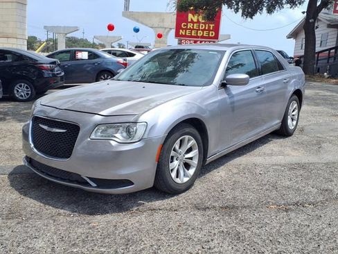 Used 2015 Chrysler 300 Limited RWD image 3