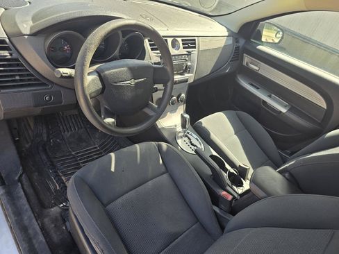 Used 2010 Chrysler Sebring Touring FWD image 10