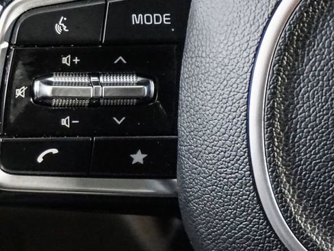 Used 2025 Kia Carnival FWD image 27
