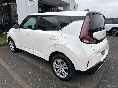 Used 2023 Kia Soul LX image 3