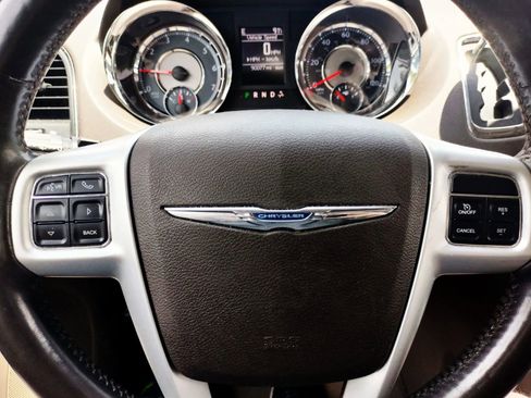 Used 2014 Chrysler Town & Country Touring-L w/ Driver Convenience Group FWD image 23