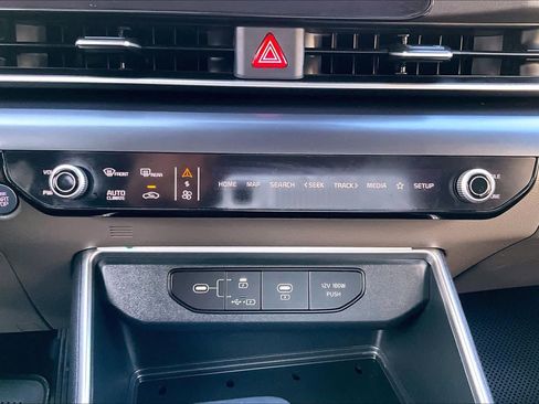 Used 2025 Kia Carnival FWD image 32