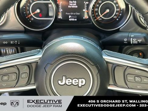 Used 2022 Jeep Wrangler Unlimited Sahara w/ Cold Weather Group AWD/4WD image 10
