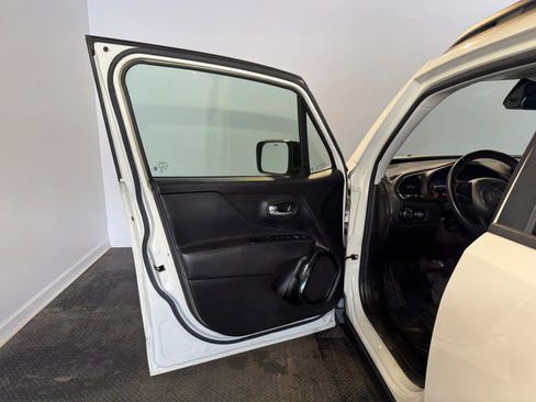 Used 2018 Jeep Renegade Altitude AWD/4WD image 7