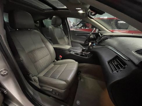 Used 2017 Chevrolet Impala LT w/ Convenience Package image 16