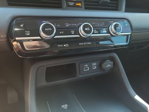 Used 2025 Honda Pilot EX-L image 25