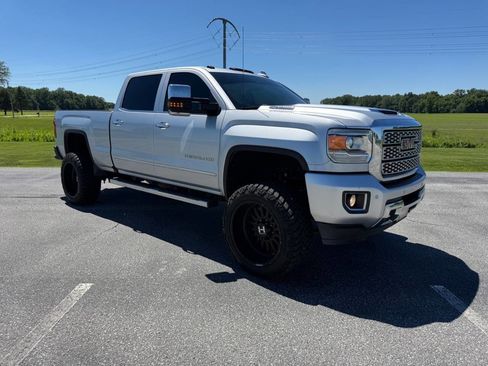 Used 2018 GMC Sierra 2500 Denali w/ Duramax Plus Package AWD/4WD image 4