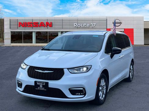 Used 2024 Chrysler Pacifica Touring-L image 2