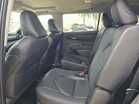 Certified 2025 Toyota Highlander XLE FWD image 18