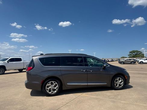 Used 2023 Chrysler Pacifica Limited FWD image 25