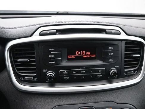 Used 2017 Kia Sorento L image 29