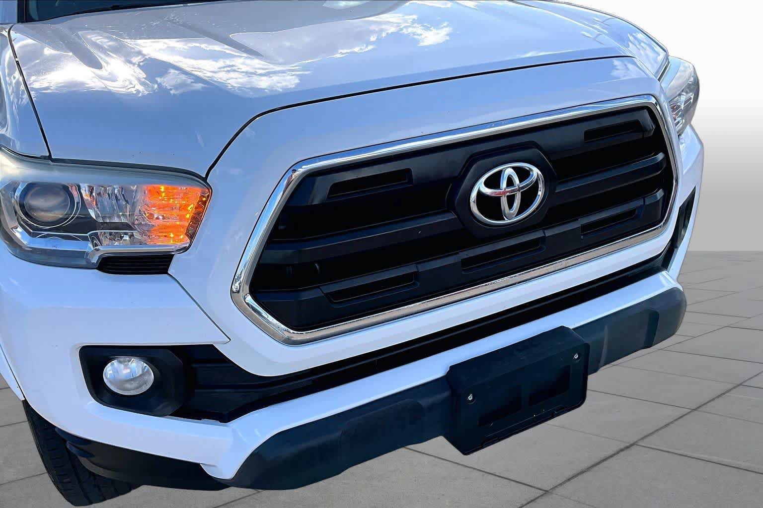 Used 2017 Toyota Tacoma SR5 w/ Tow Package RWD image 27