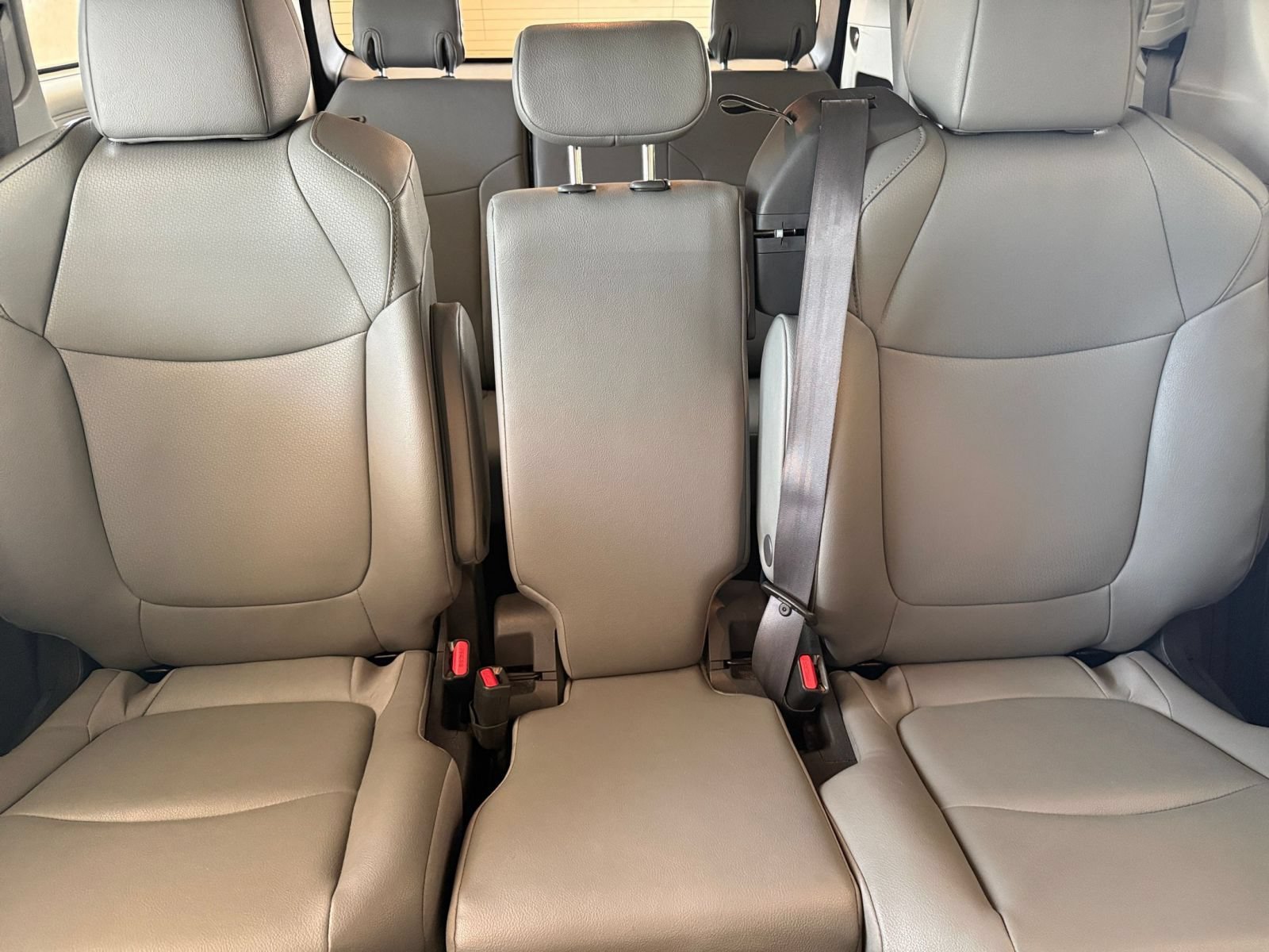 Used 2024 Toyota Sienna XLE FWD image 40