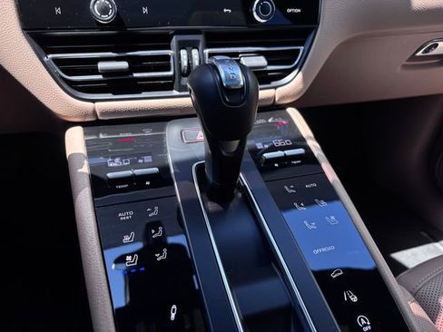 Certified 2024 Porsche Macan S AWD/4WD image 22