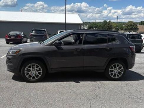 Used 2024 Jeep Compass Latitude w/ Sun and Sound Group AWD/4WD image 4
