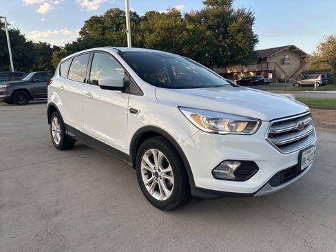 Used 2019 Ford Escape SE FWD image 3