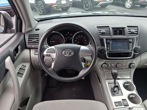 Used 2013 Toyota Highlander Plus AWD/4WD image 12