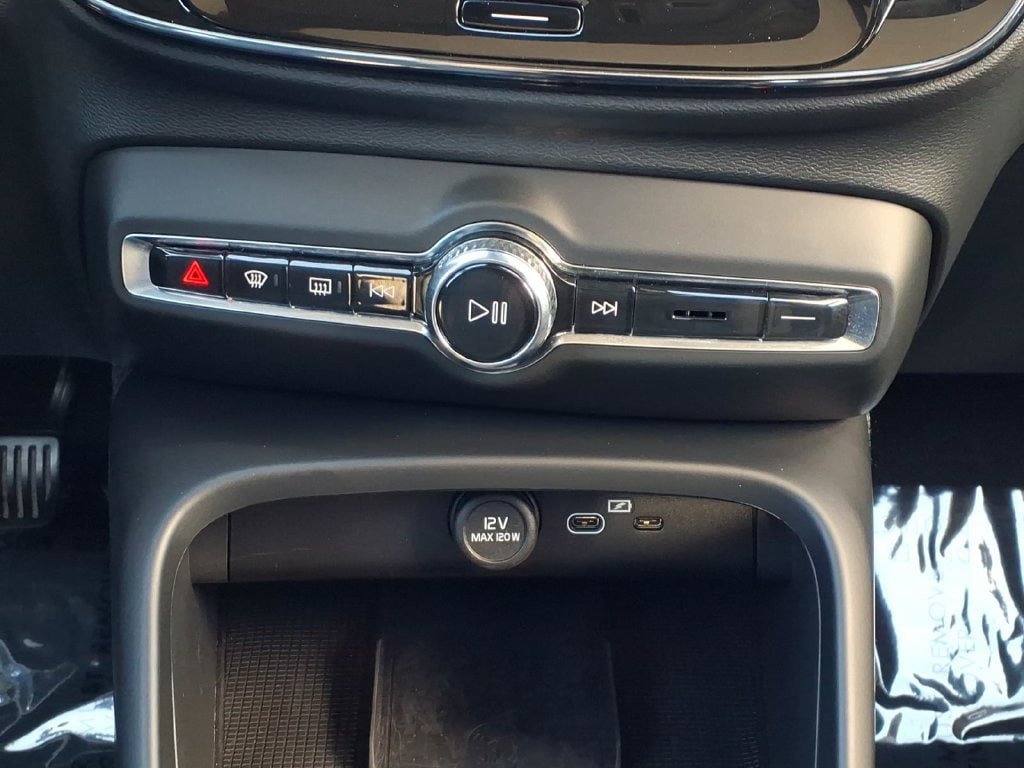 Certified 2024 Volvo XC40 B5 Plus w/ Protection Package Premier AWD/4WD image 18