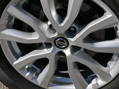 Used 2018 Nissan Rogue SV FWD image 11