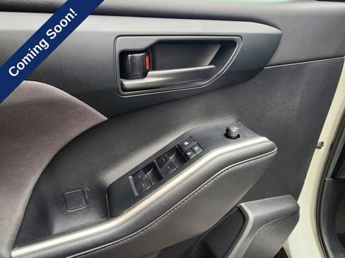 Used 2021 Toyota Highlander LE FWD image 9