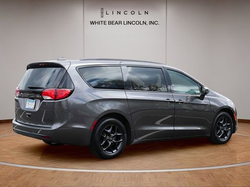 Used 2020 Chrysler Pacifica Limited w/ S Appearance Package FWD image 5