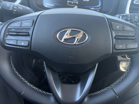 Certified 2025 Hyundai Venue Limited FWD image 11