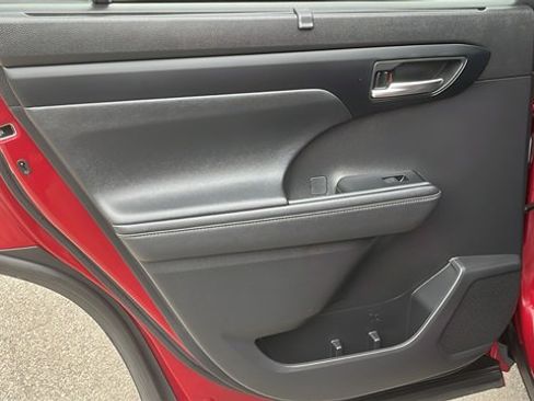 Certified 2023 Toyota Highlander XLE image 19