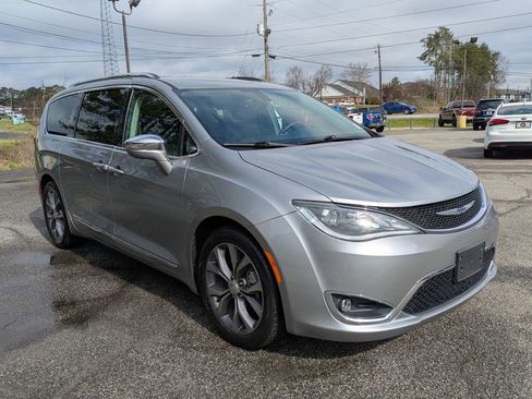 Used 2019 Chrysler Pacifica Limited image 2