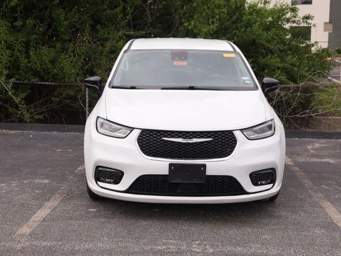 Used 2024 Chrysler Pacifica Touring-L FWD image 3