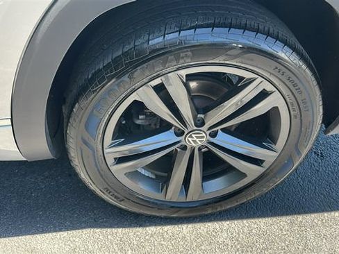 Used 2022 Volkswagen Atlas Cross Sport SEL R-Line AWD/4WD image 37