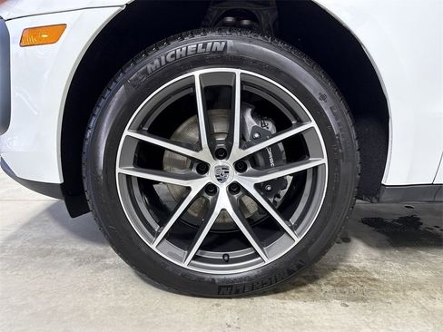 Certified 2025 Porsche Macan image 13