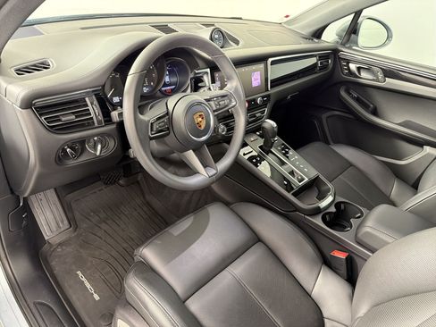 Certified 2026 Porsche Macan AWD/4WD image 4