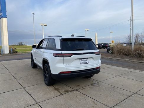 Used 2024 Jeep Grand Cherokee Altitude image 8